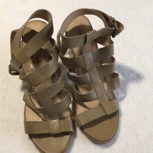 American Eagle woman’s tan ankle strap with buckle open toed sandal size 11